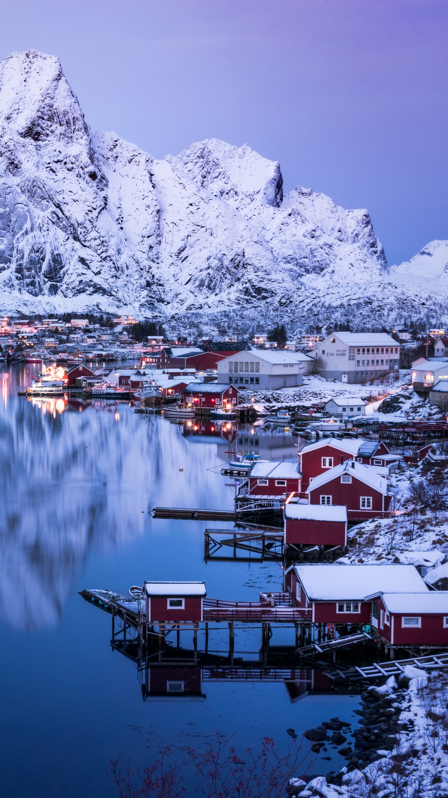 Gewässer in Der Nähe Des Berges Tagsüber. Wallpaper in 1440x2560 Resolution