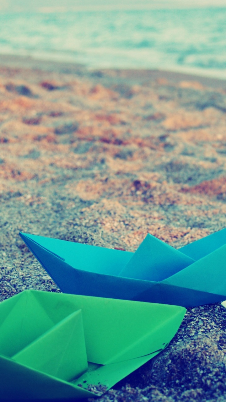 Roter Und Blauer Regenschirm Auf Gelbem Und Blauem Blumenfeld Tagsüber. Wallpaper in 720x1280 Resolution