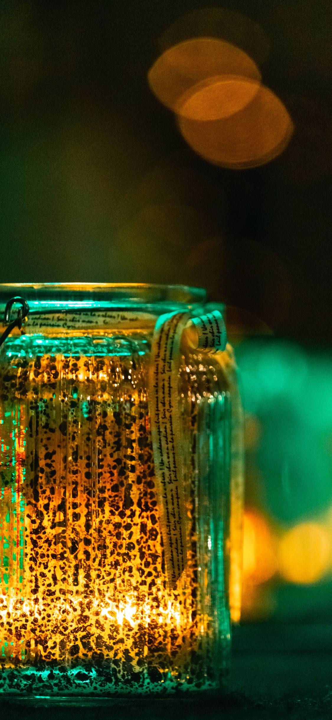 Bocal en Verre Transparent Avec Guirlandes Lumineuses. Wallpaper in 1125x2436 Resolution