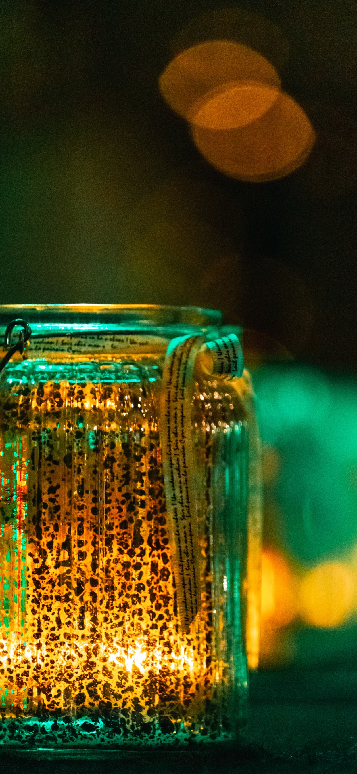 Bocal en Verre Transparent Avec Guirlandes Lumineuses. Wallpaper in 1242x2688 Resolution