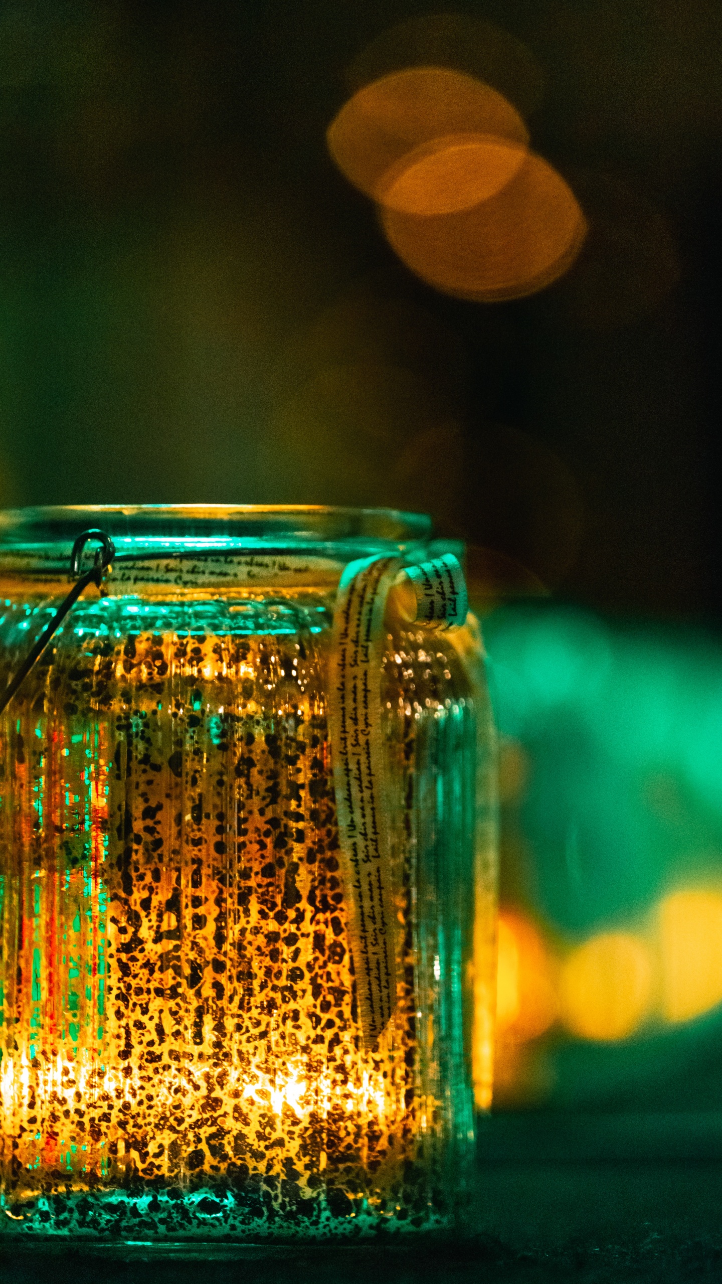 Bocal en Verre Transparent Avec Guirlandes Lumineuses. Wallpaper in 1440x2560 Resolution