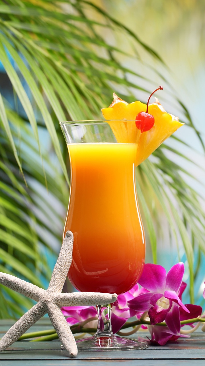 Jugo en Vaso Transparente Sobre Mesa Blanca. Wallpaper in 720x1280 Resolution