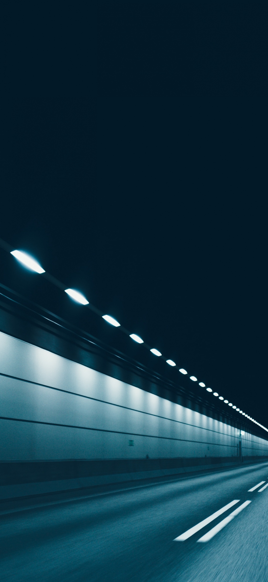 Camino Blanco y Negro Durante la Noche. Wallpaper in 1125x2436 Resolution