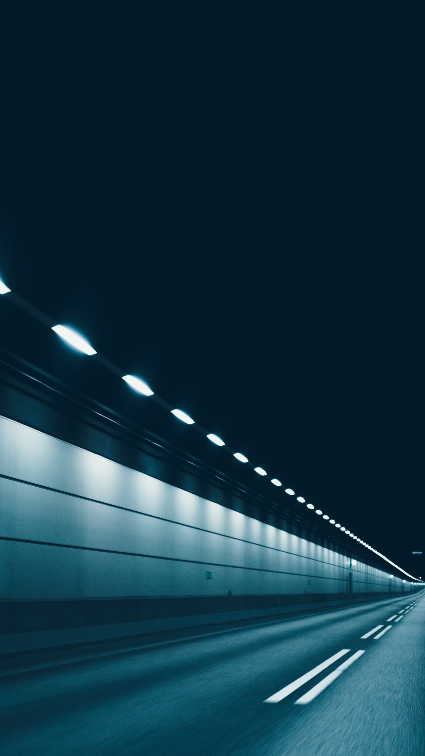 Route en Noir et Blanc Pendant la Nuit. Wallpaper in 1440x2560 Resolution