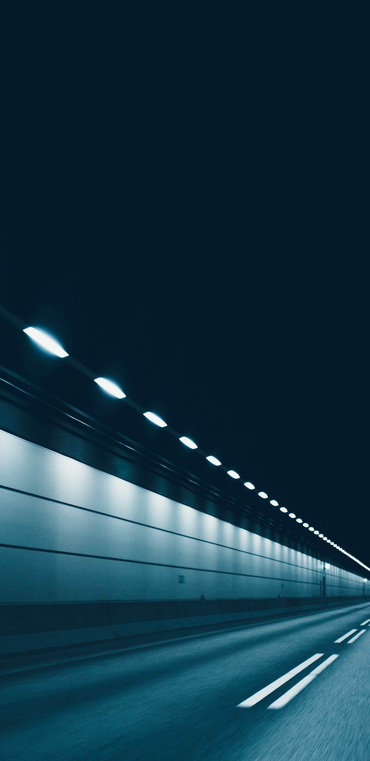 Route en Noir et Blanc Pendant la Nuit. Wallpaper in 1440x2960 Resolution