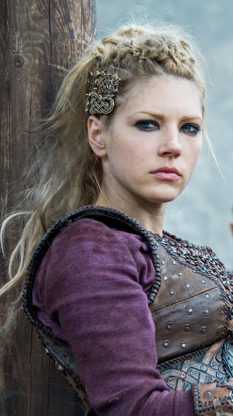 Frau in Lila Und Goldener Tracht. Wallpaper in 750x1334 Resolution