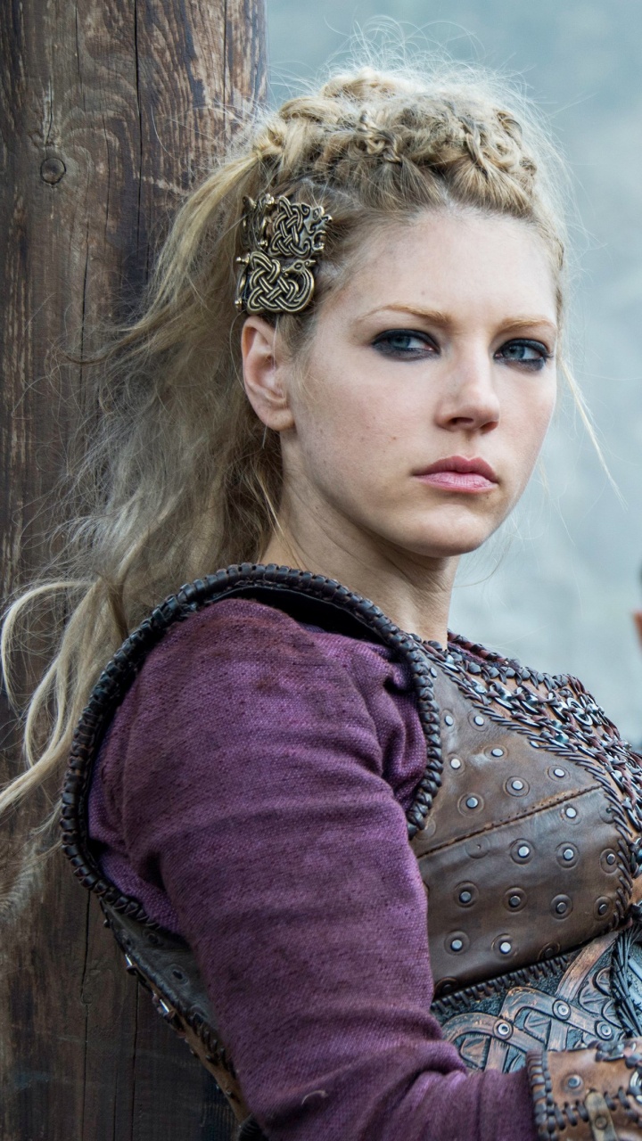 Woman in Purple and Gold Traditional Dress. Wallpaper in 720x1280 Resolution