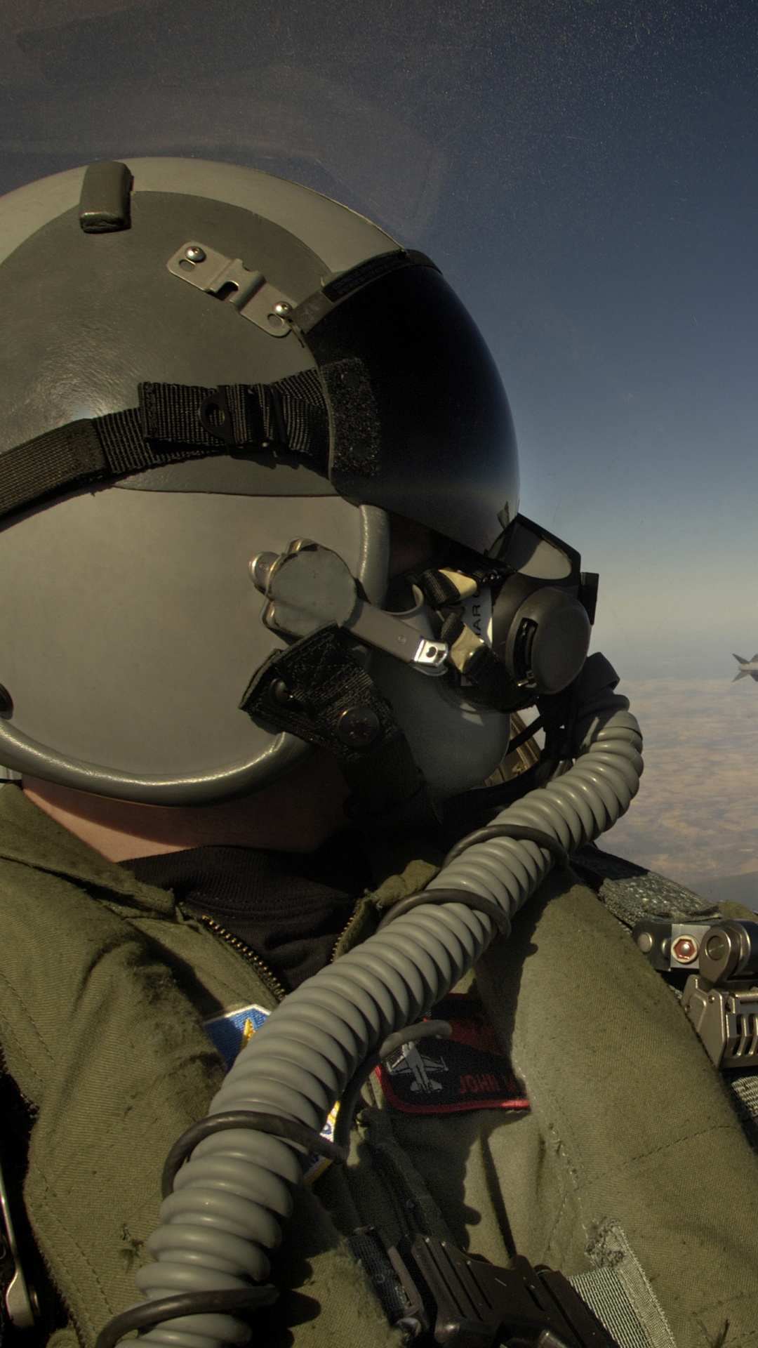 Personne en Casque Blanc et Veste Marron. Wallpaper in 1080x1920 Resolution