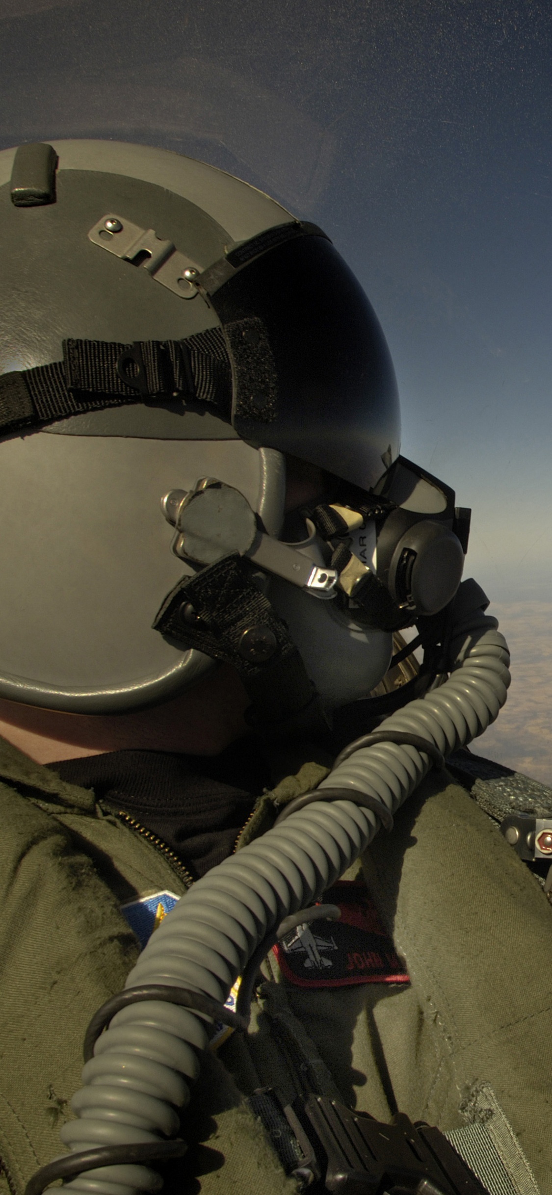 Personne en Casque Blanc et Veste Marron. Wallpaper in 1125x2436 Resolution