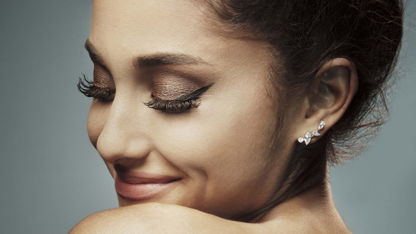 Ariana Grande, Cabello, Ceja, Las Pestañas, Piel. Wallpaper in 1366x768 Resolution