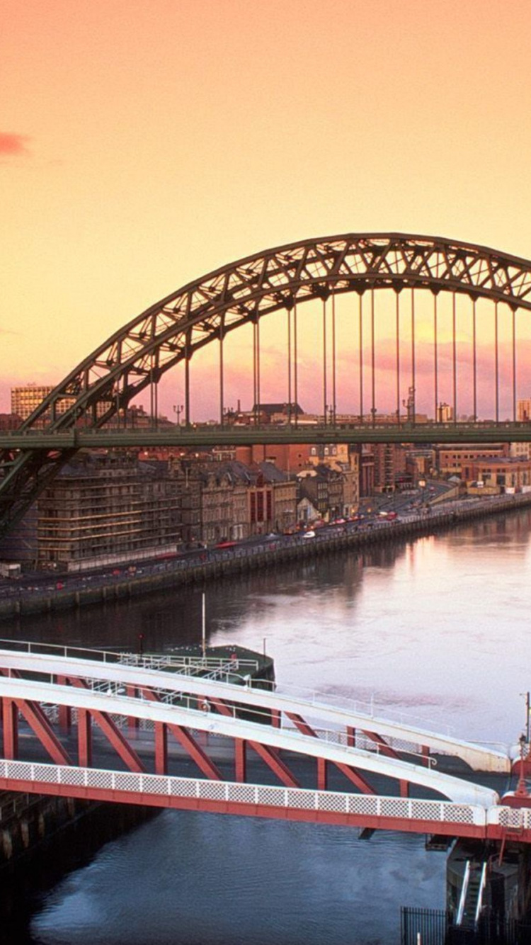 Barco Blanco y Rojo en el Cuerpo de Agua Debajo Del Puente Durante el Día. Wallpaper in 750x1334 Resolution