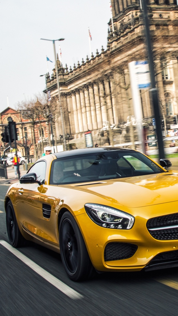 Gelber Porsche 911 Tagsüber Unterwegs. Wallpaper in 720x1280 Resolution