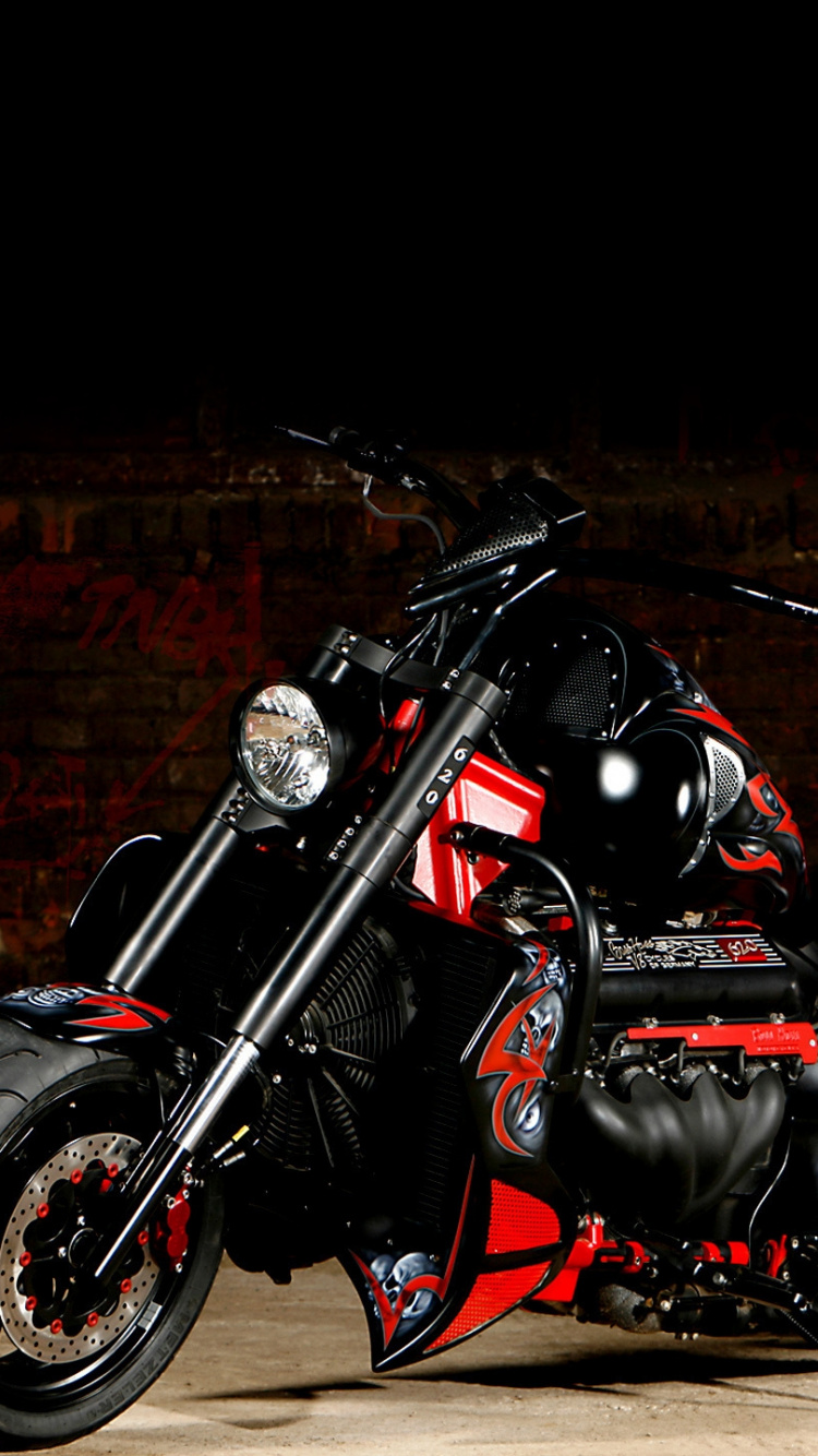 Schwarz-rotes Cruiser-Motorrad. Wallpaper in 750x1334 Resolution