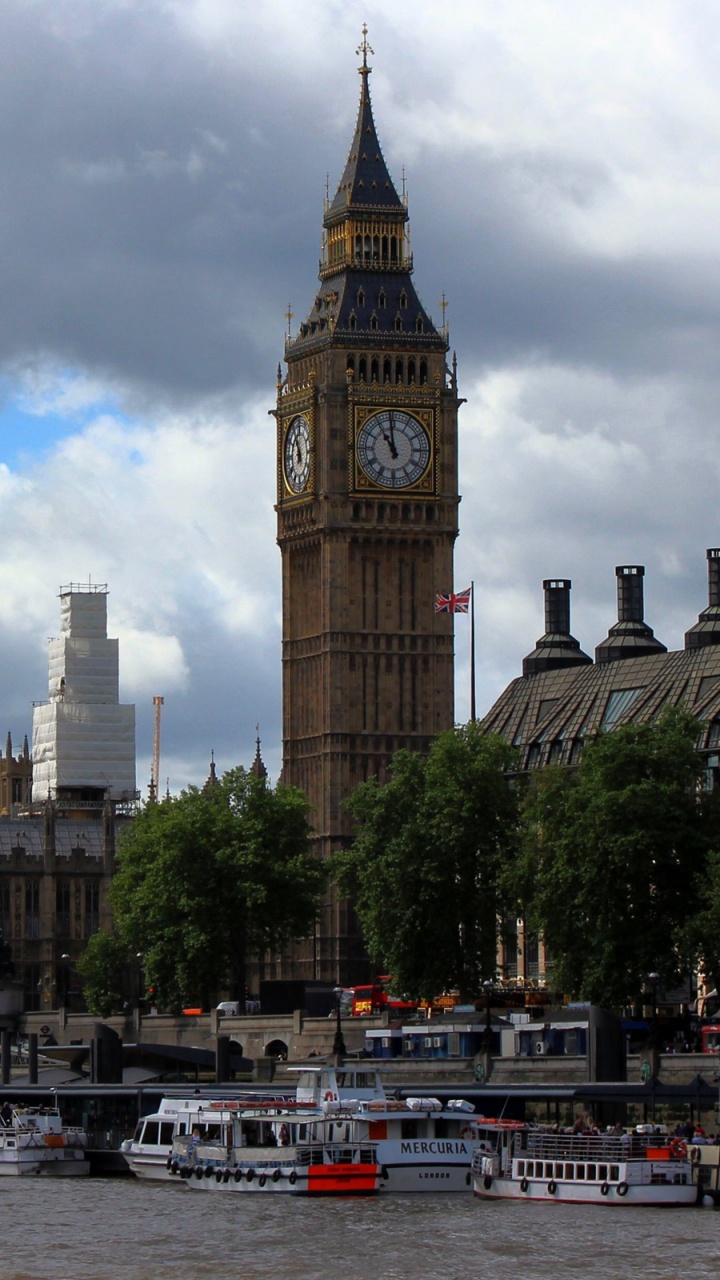 Braunes Betongebäude in Der Nähe Von Autos Und Bäumen Tagsüber. Wallpaper in 720x1280 Resolution