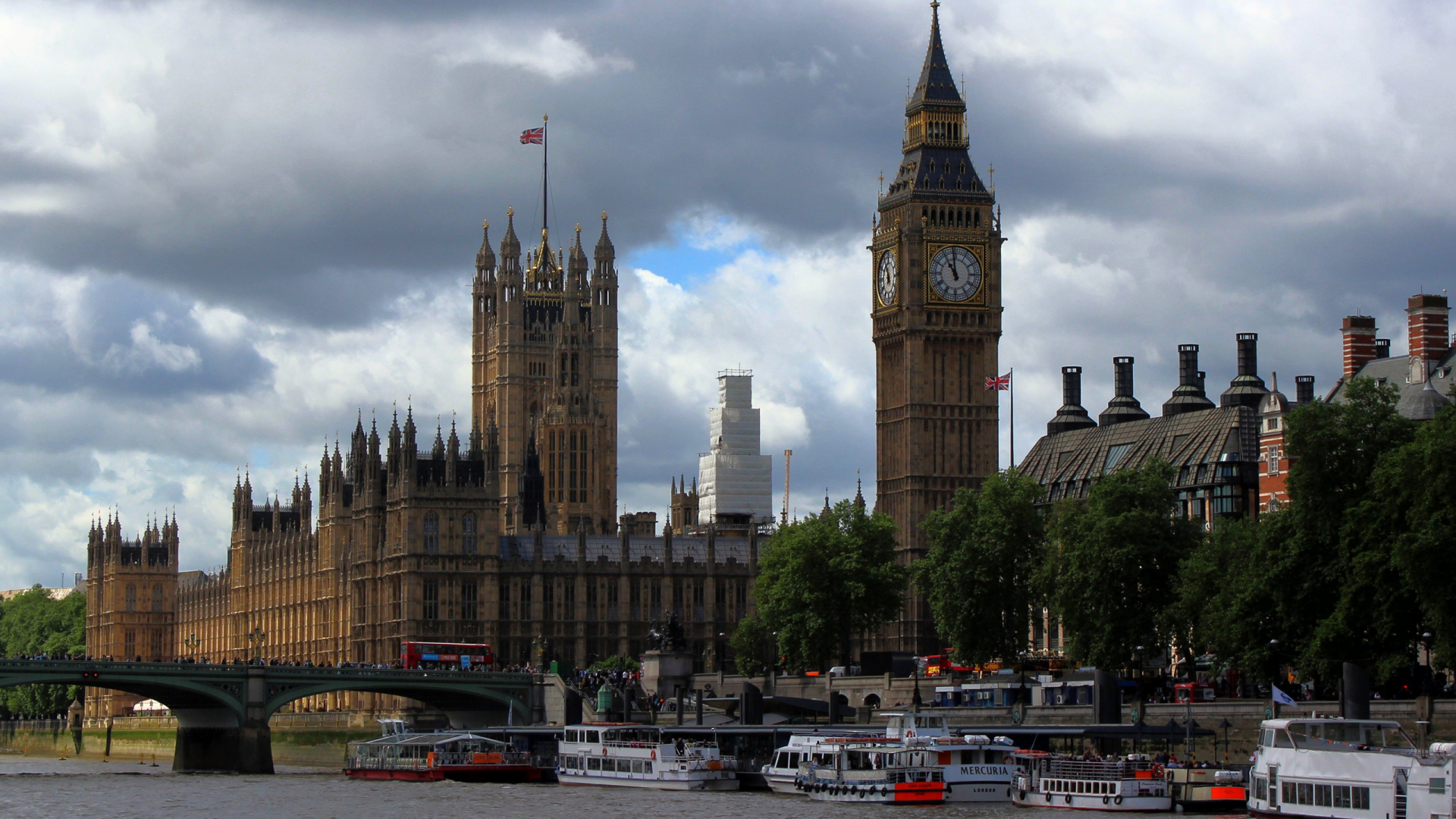 Bâtiment en Béton Brun Près Des Voitures et Des Arbres Pendant la Journée. Wallpaper in 1920x1080 Resolution