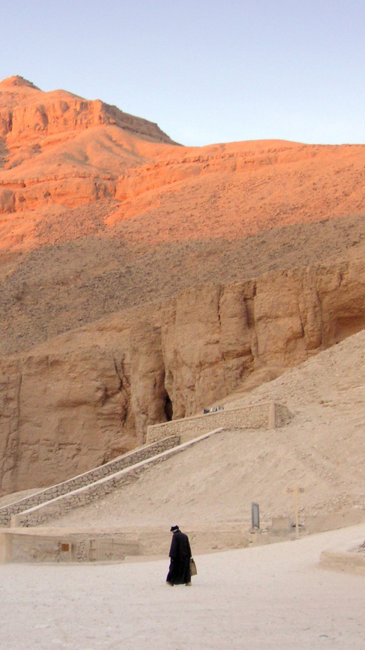 Person in Schwarzer Jacke, Die Tagsüber Auf Schneebedecktem Boden Geht. Wallpaper in 720x1280 Resolution