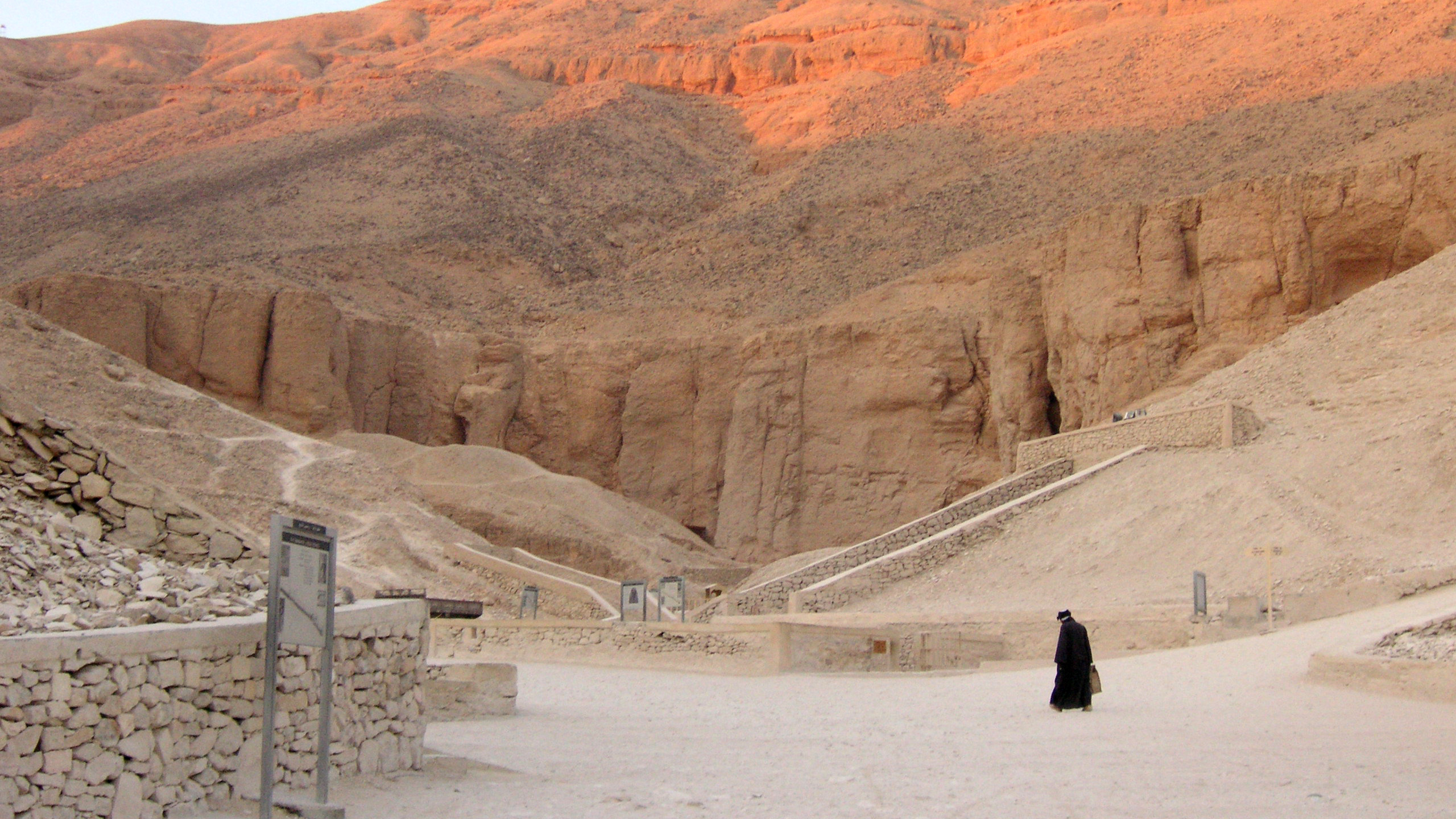 Persona Con Chaqueta Negra Caminando Sobre un Terreno Cubierto de Nieve Durante el Día. Wallpaper in 2560x1440 Resolution