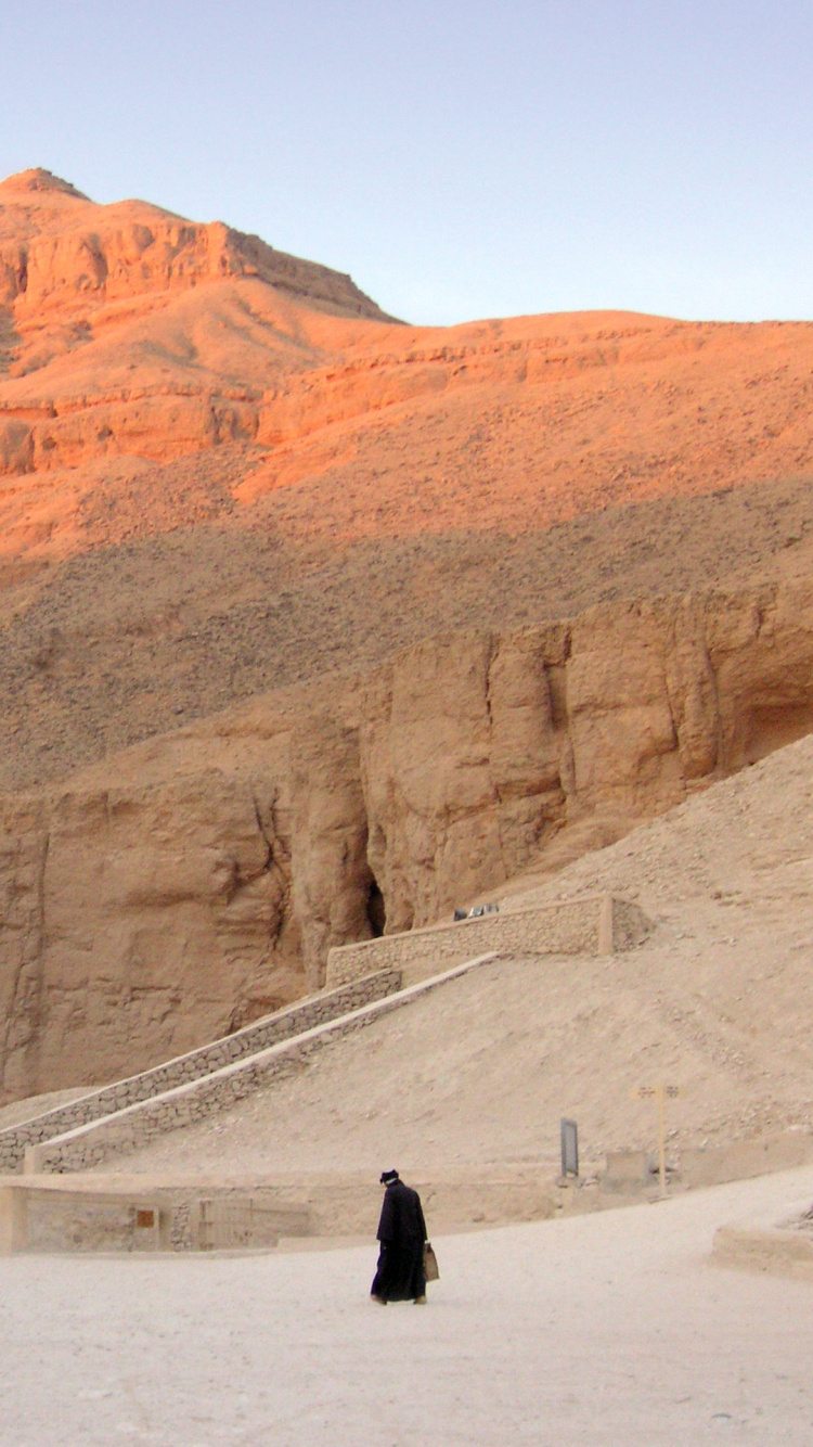 Persona Con Chaqueta Negra Caminando Sobre un Terreno Cubierto de Nieve Durante el Día. Wallpaper in 750x1334 Resolution