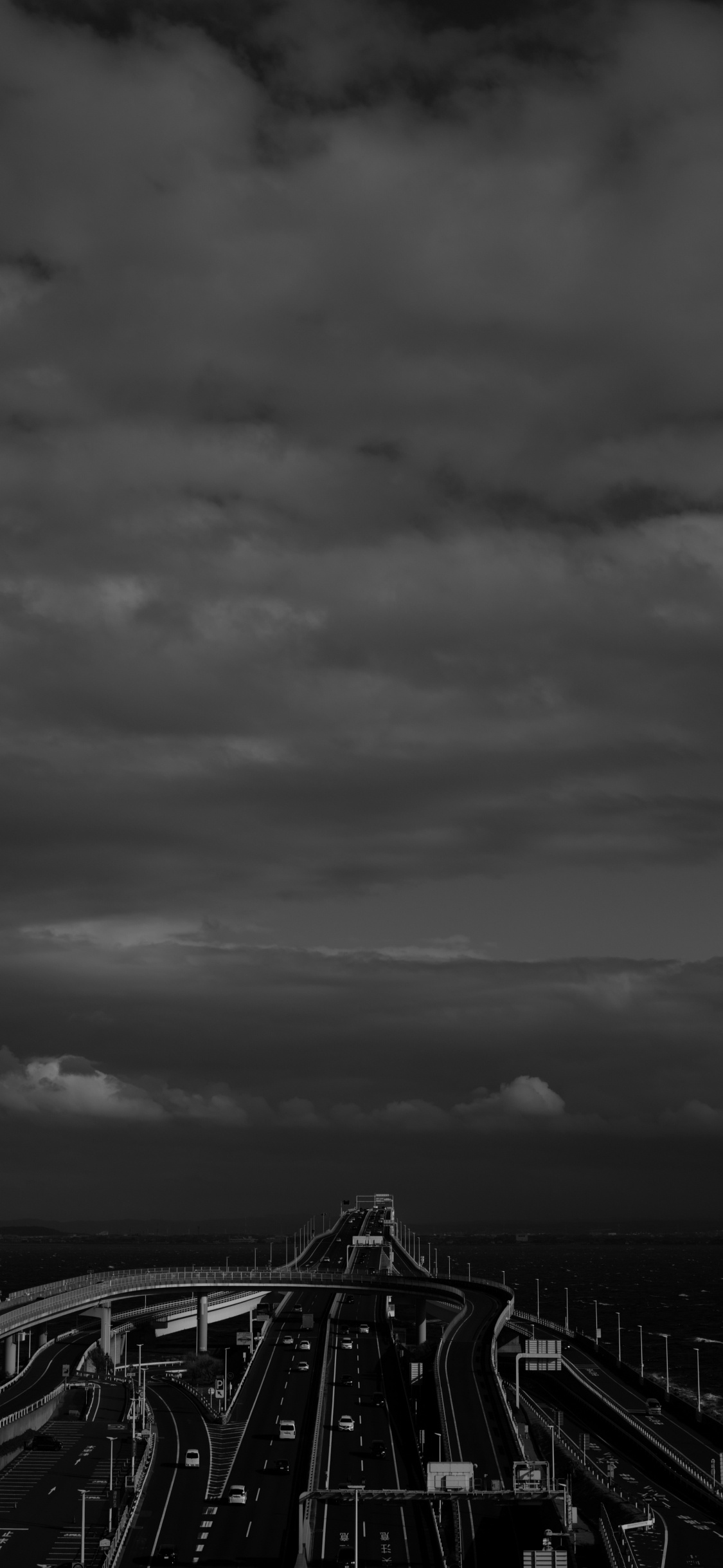 Photo en Niveaux de Gris D'un Pont Sous un Ciel Nuageux. Wallpaper in 1125x2436 Resolution