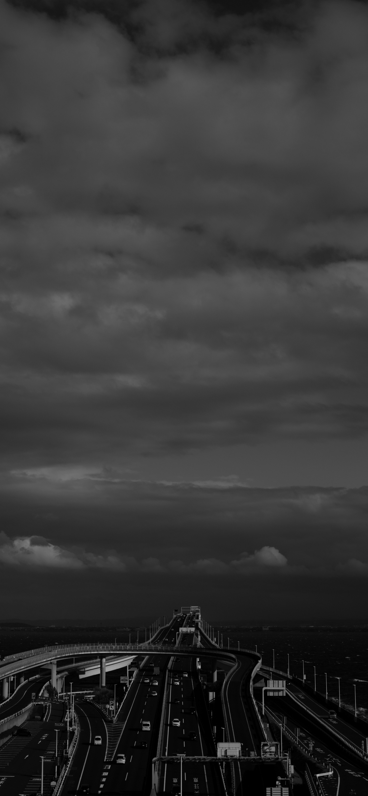 Photo en Niveaux de Gris D'un Pont Sous un Ciel Nuageux. Wallpaper in 1242x2688 Resolution