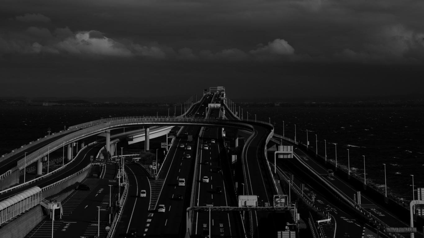 Foto en Escala de Grises Del Puente Bajo el Cielo Nublado. Wallpaper in 1366x768 Resolution