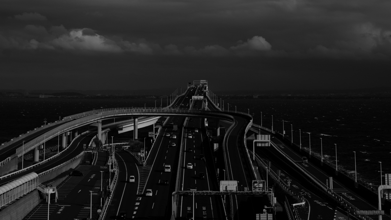 Graustufenfoto Der Brücke Bei Bewölktem Himmel. Wallpaper in 1280x720 Resolution