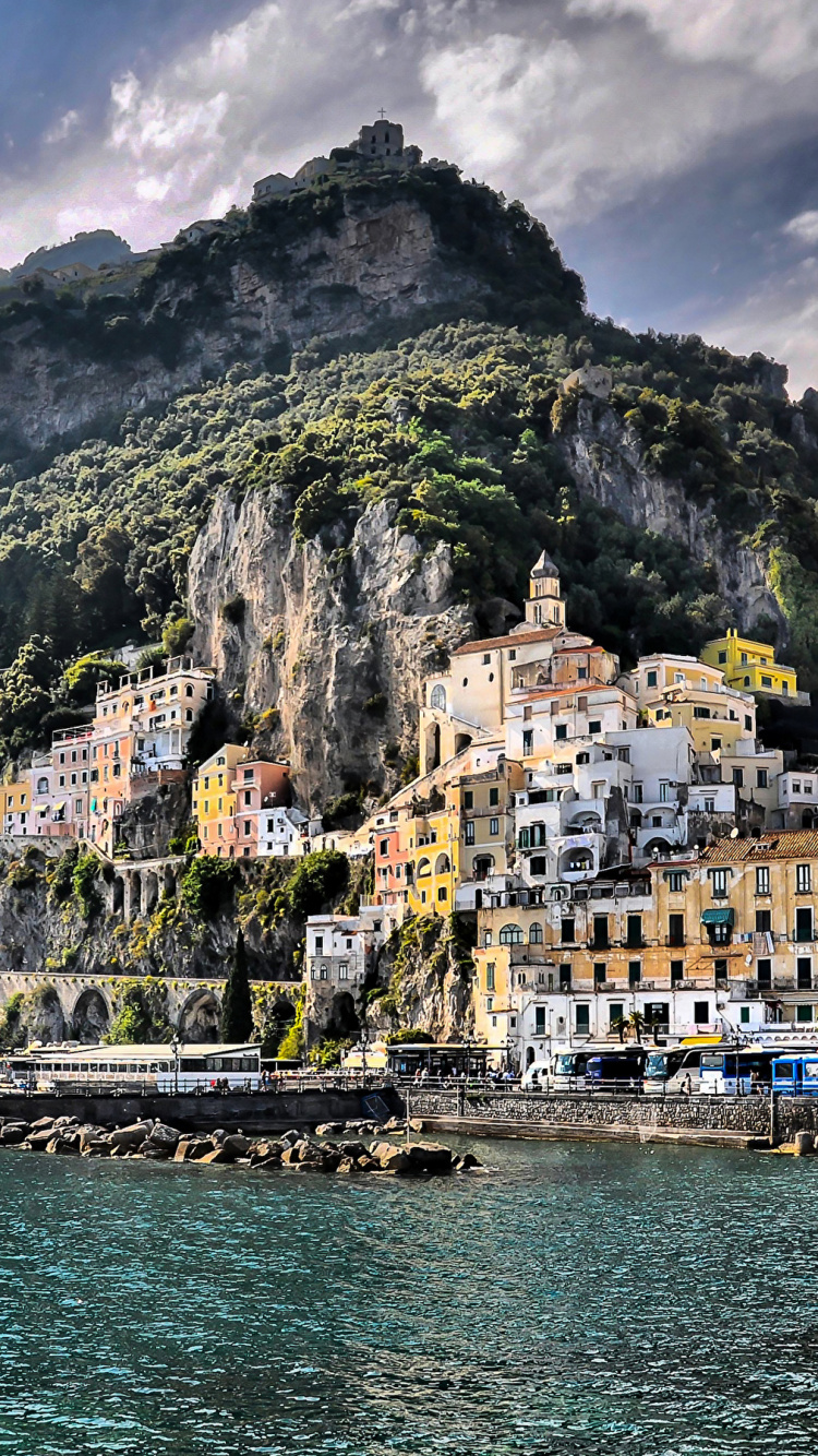 Maisons Sur la Montagne Près D'un Plan D'eau Pendant la Journée. Wallpaper in 750x1334 Resolution