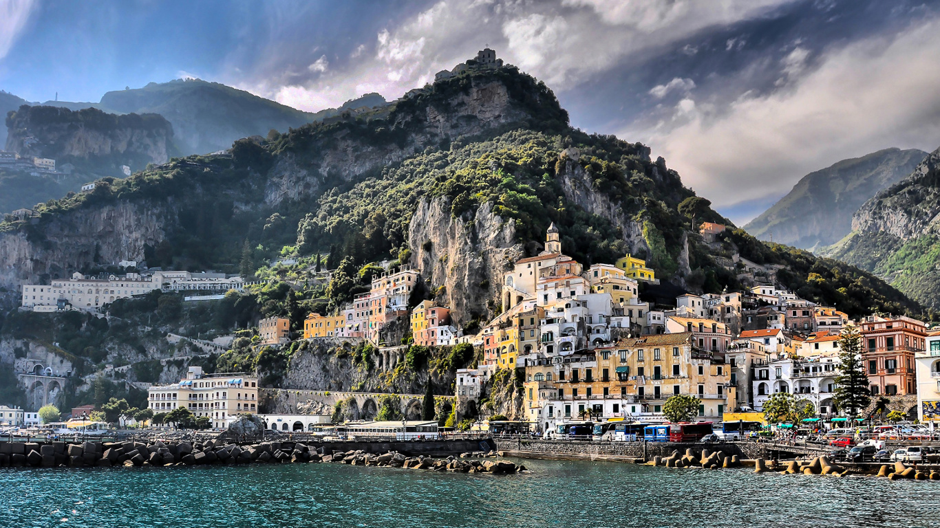 Häuser Auf Dem Berg in Der Nähe Von Gewässern Tagsüber. Wallpaper in 1366x768 Resolution