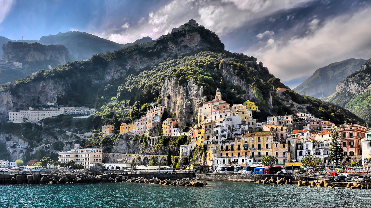 Houses on Mountain Near Body of Water During Daytime. Wallpaper in 1280x720 Resolution