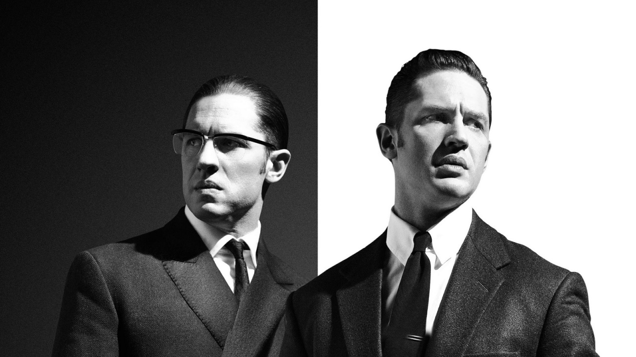 Hombre de Traje Negro Con Gafas de Sol Negras. Wallpaper in 1280x720 Resolution