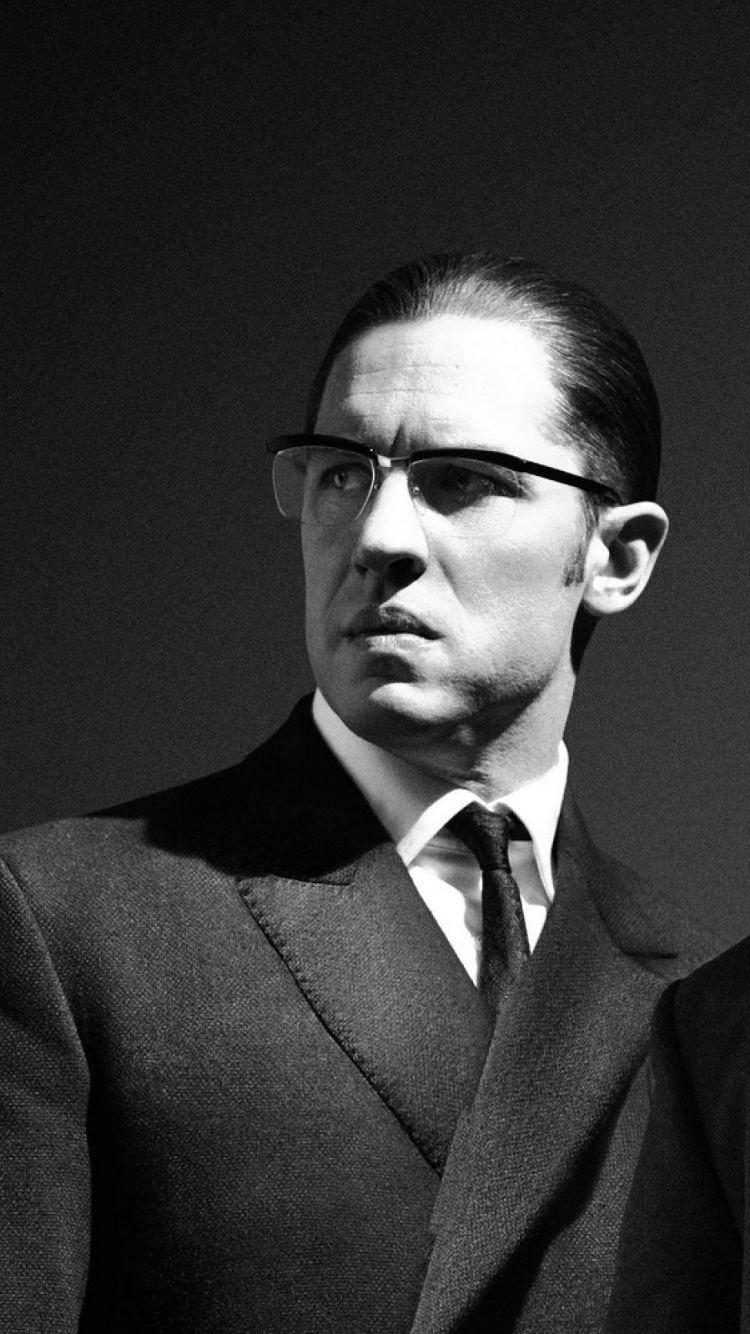 Hombre de Traje Negro Con Gafas de Sol Negras. Wallpaper in 750x1334 Resolution