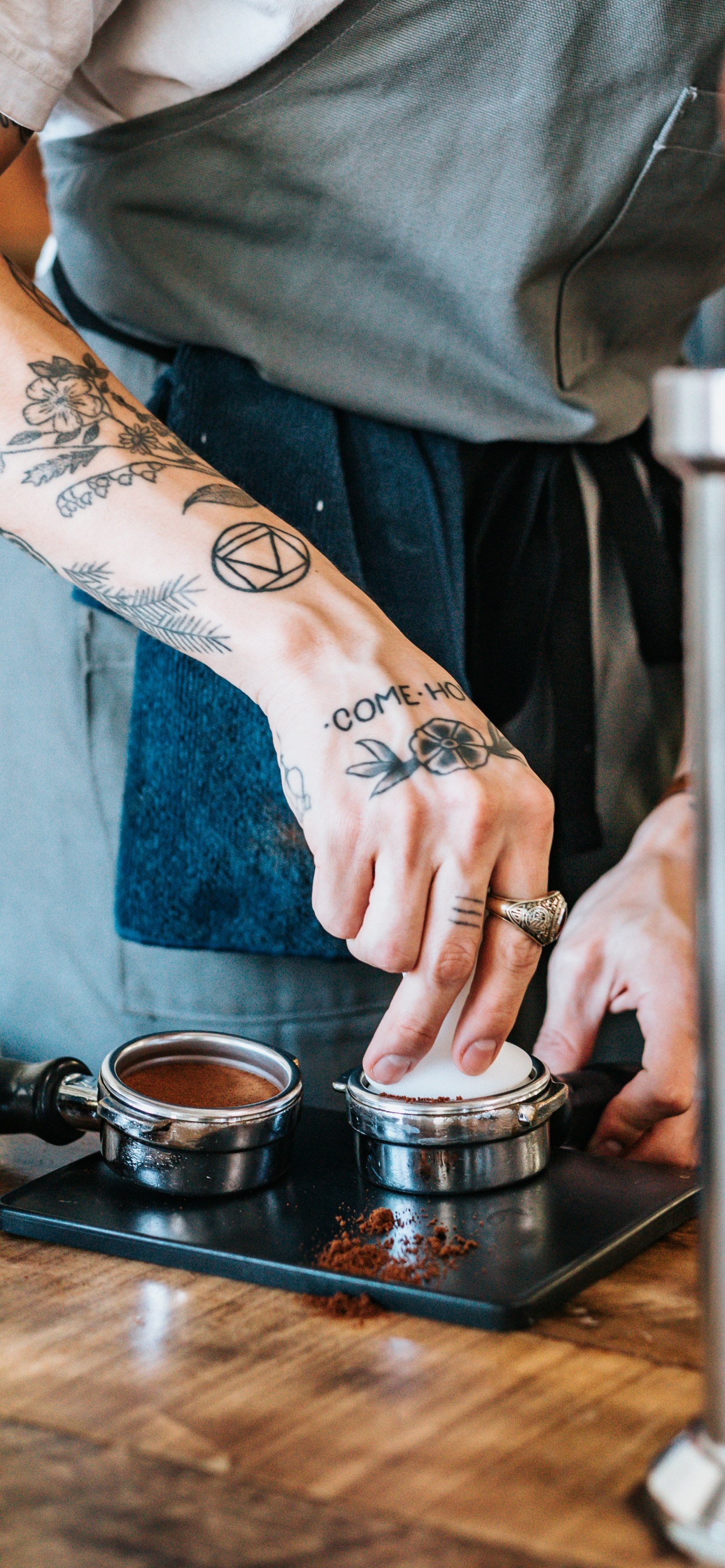 Person Mit Schwarzem Tattoo an Der Linken Hand. Wallpaper in 1242x2688 Resolution