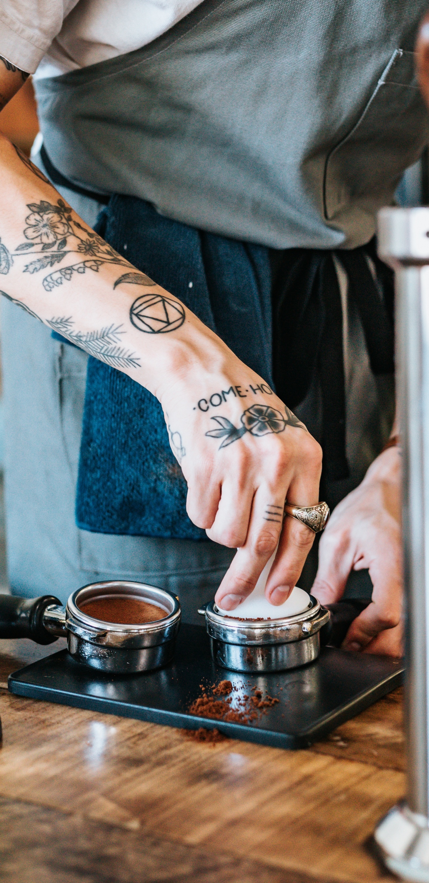 Person Mit Schwarzem Tattoo an Der Linken Hand. Wallpaper in 1440x2960 Resolution