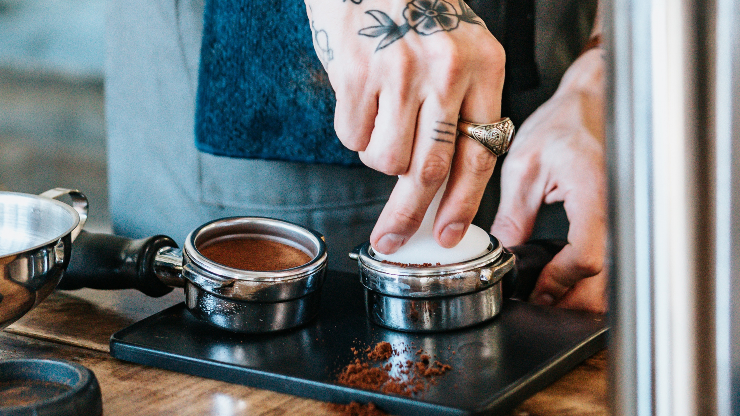 Person Mit Schwarzem Tattoo an Der Linken Hand. Wallpaper in 2560x1440 Resolution