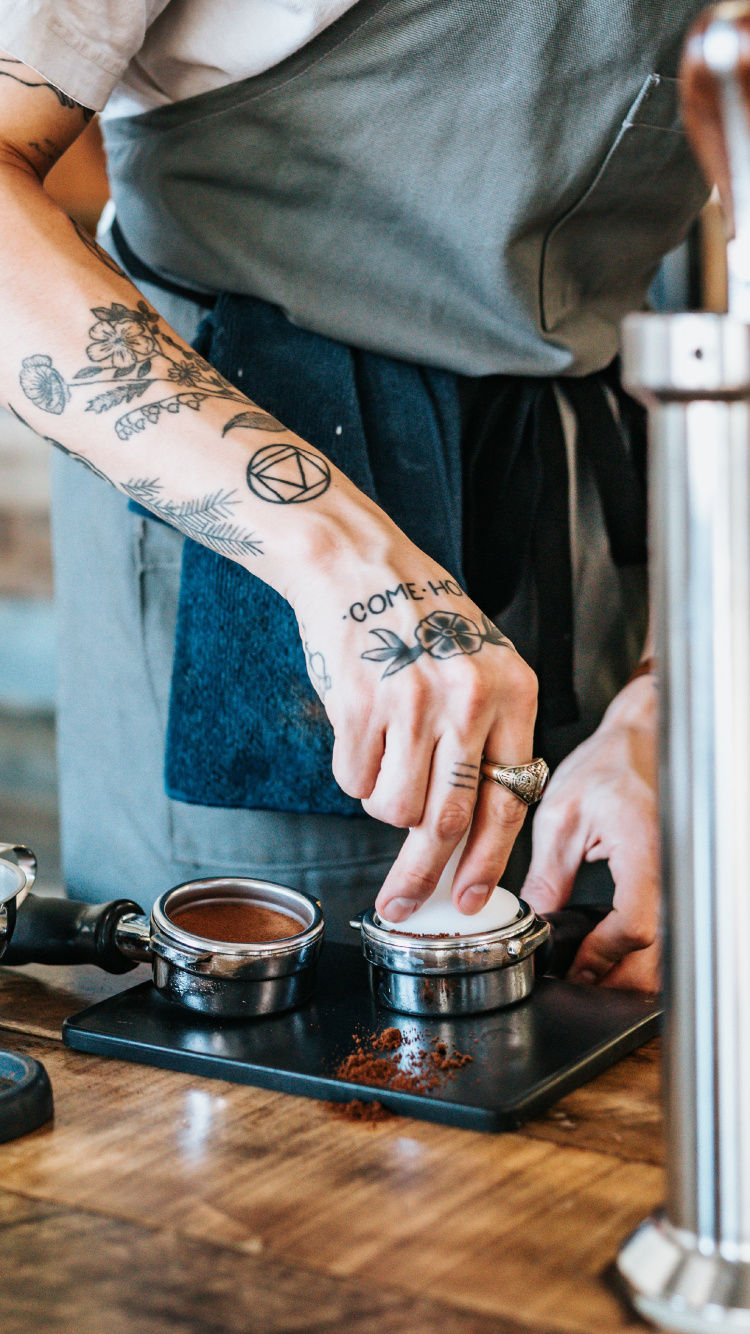 Person Mit Schwarzem Tattoo an Der Linken Hand. Wallpaper in 750x1334 Resolution