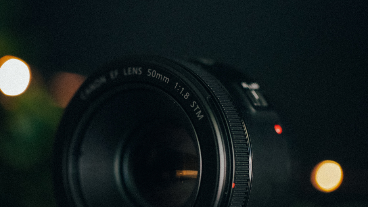 Objectif de L'appareil Photo Nikon Noir Sur la Table. Wallpaper in 1280x720 Resolution