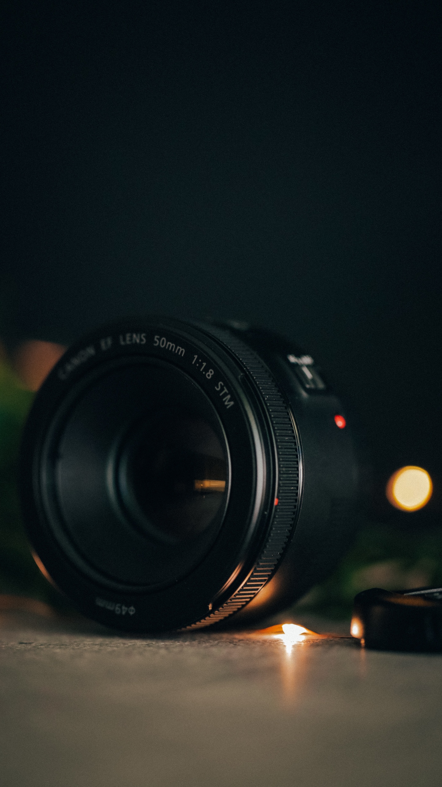 Objectif de L'appareil Photo Nikon Noir Sur la Table. Wallpaper in 1440x2560 Resolution