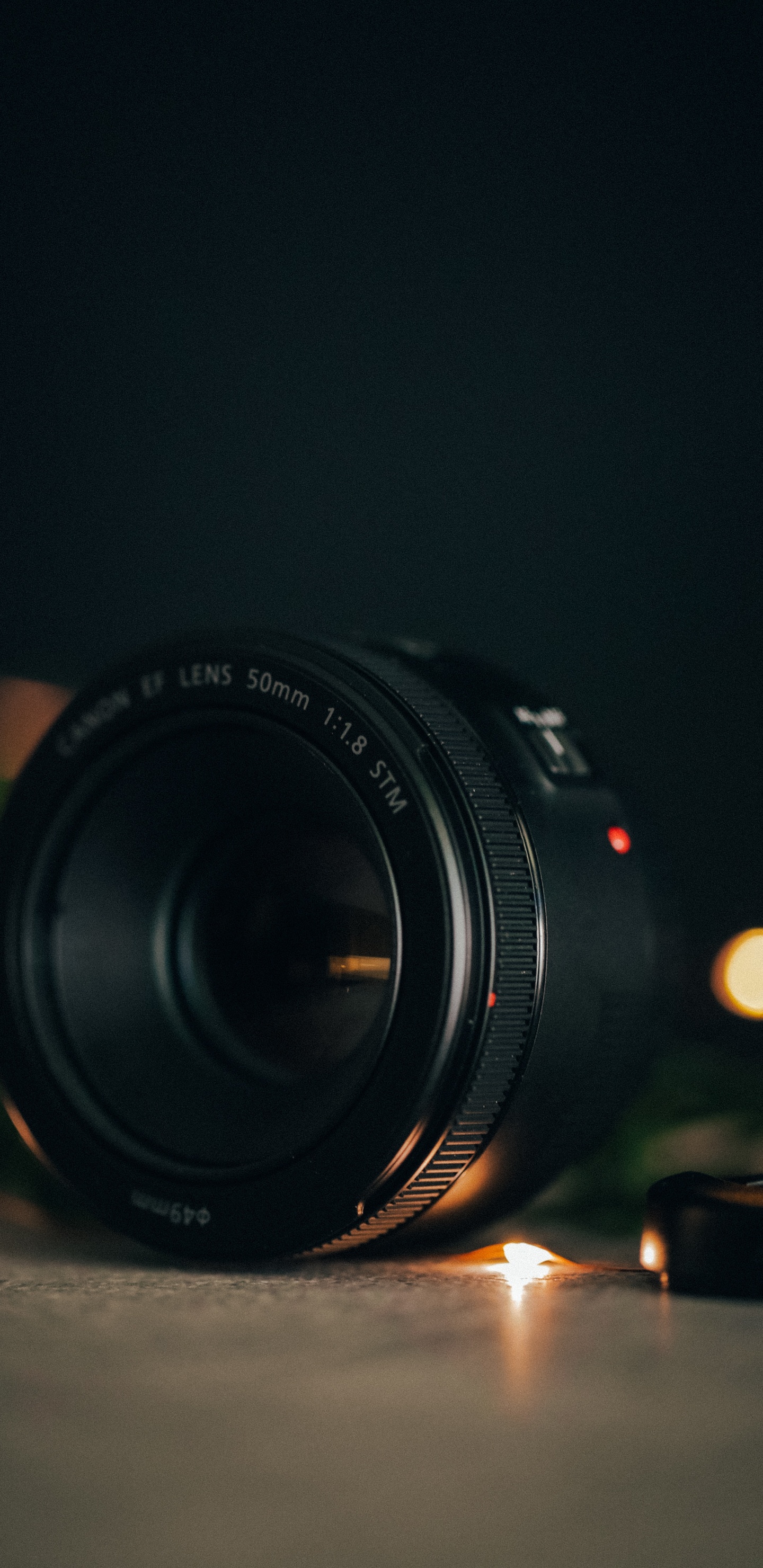 Objectif de L'appareil Photo Nikon Noir Sur la Table. Wallpaper in 1440x2960 Resolution