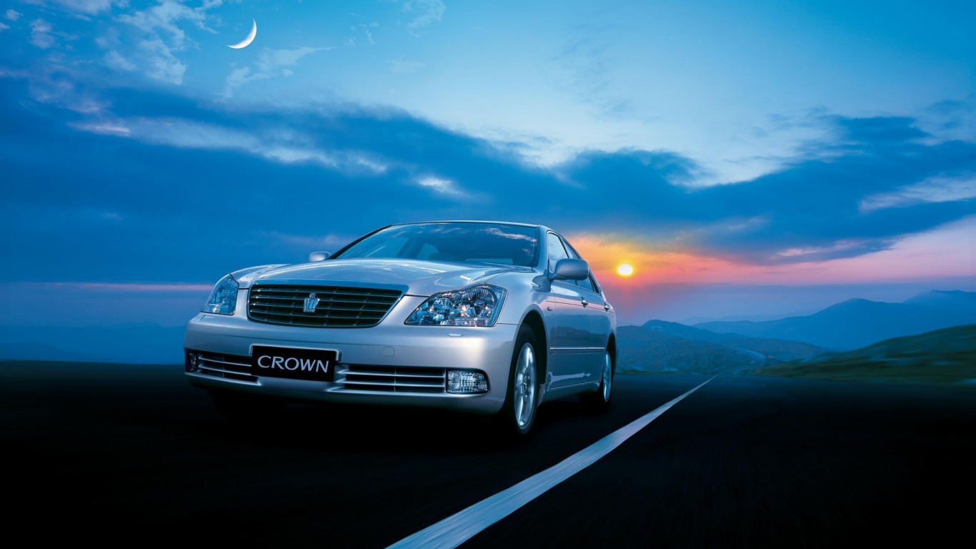 Audi A 4 Sedán Blanco en la Carretera Durante la Puesta de Sol. Wallpaper in 1366x768 Resolution