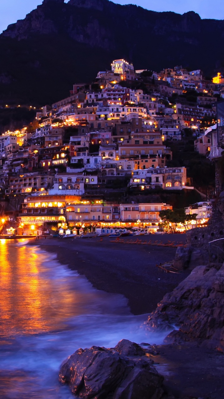 Lumières de la Ville Sur la Montagne Près du Plan D'eau Pendant la Nuit. Wallpaper in 720x1280 Resolution