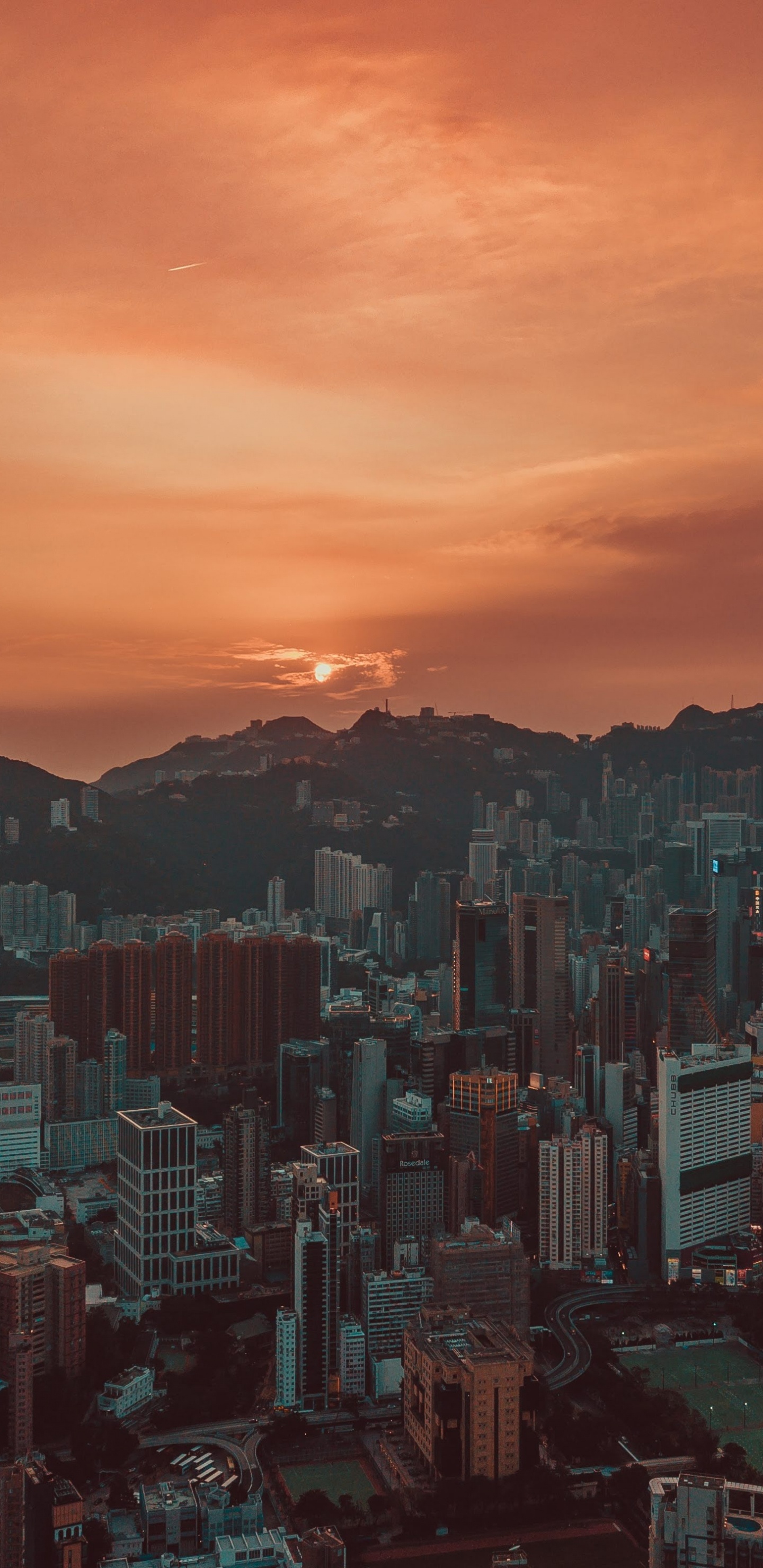 Horizonte de la Ciudad Durante el Atardecer Naranja. Wallpaper in 1440x2960 Resolution