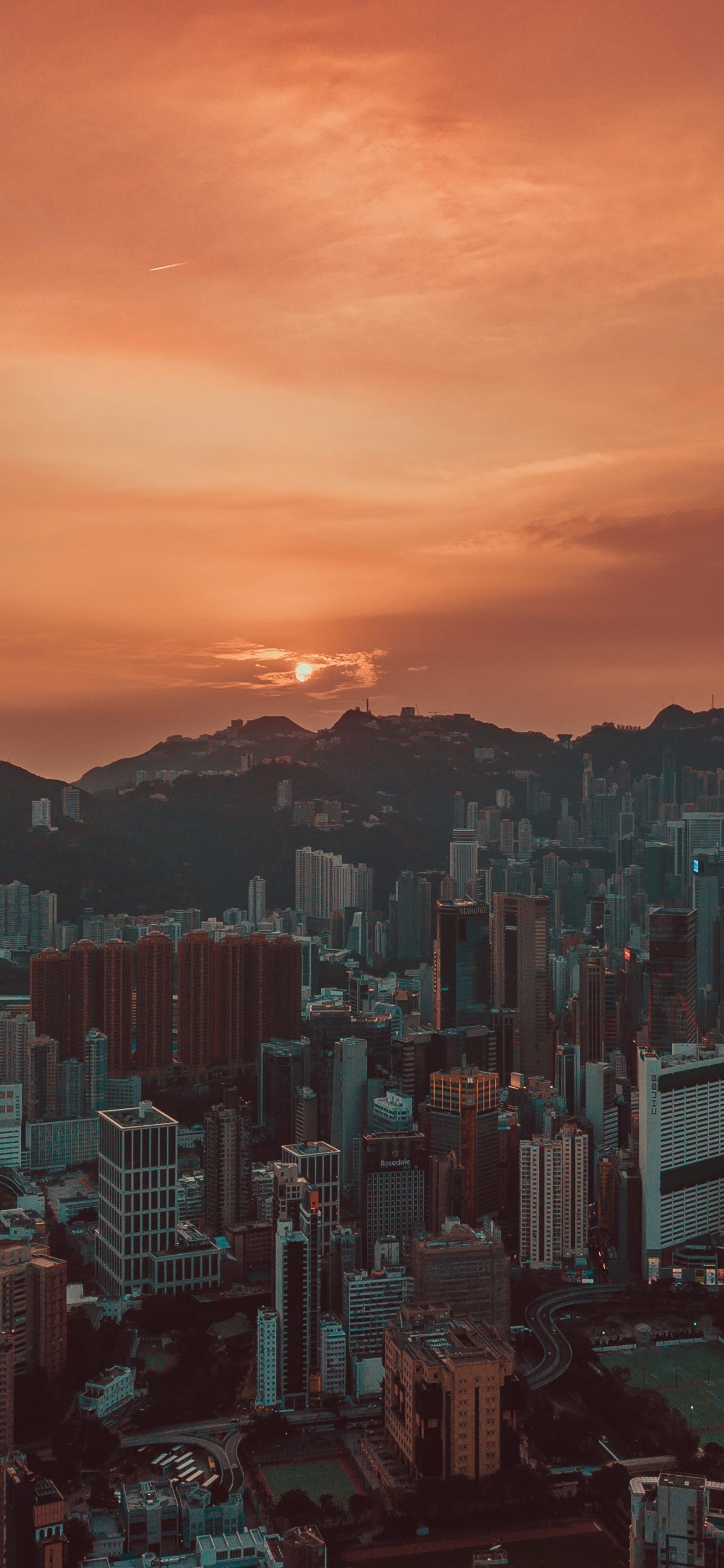 Toits de la Ville Pendant le Coucher du Soleil Orange. Wallpaper in 1242x2688 Resolution