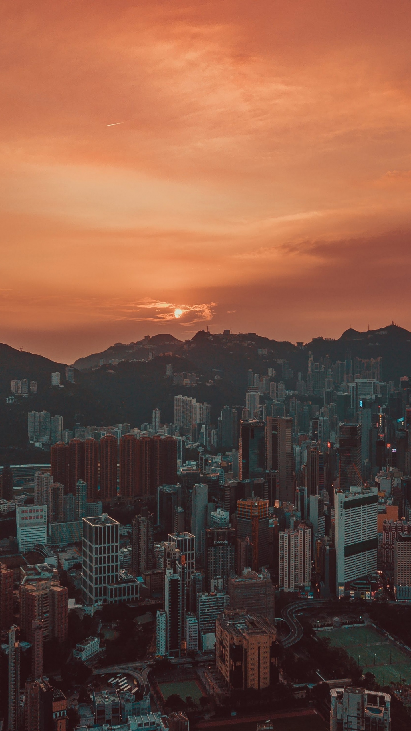 Toits de la Ville Pendant le Coucher du Soleil Orange. Wallpaper in 1440x2560 Resolution