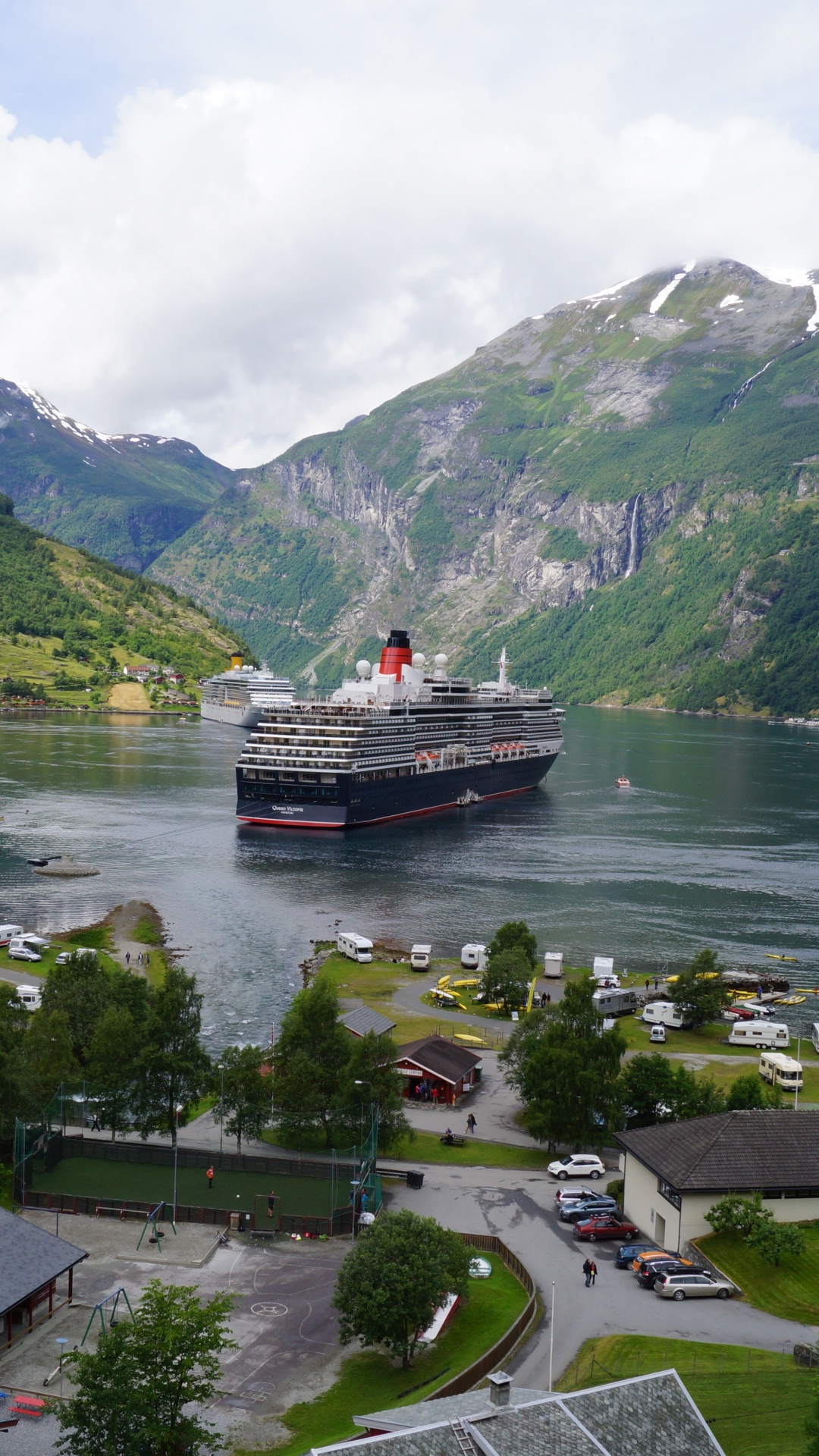 Barco Rojo y Blanco en el Río Cerca de Montañas Verdes Bajo Nubes Blancas Durante el Día. Wallpaper in 1080x1920 Resolution