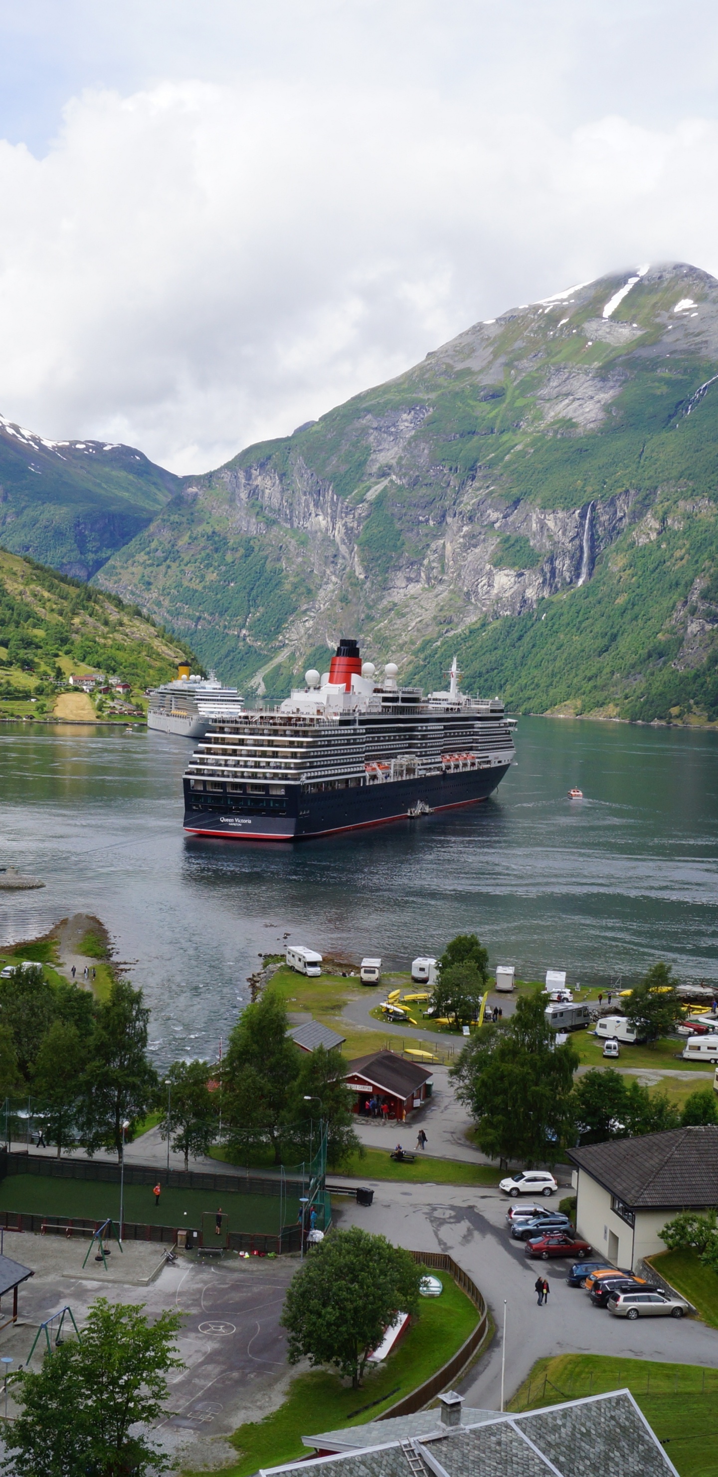 Bateau Rouge et Blanc Sur la Rivière Près Des Montagnes Vertes Sous Des Nuages Blancs Pendant la Journée. Wallpaper in 1440x2960 Resolution