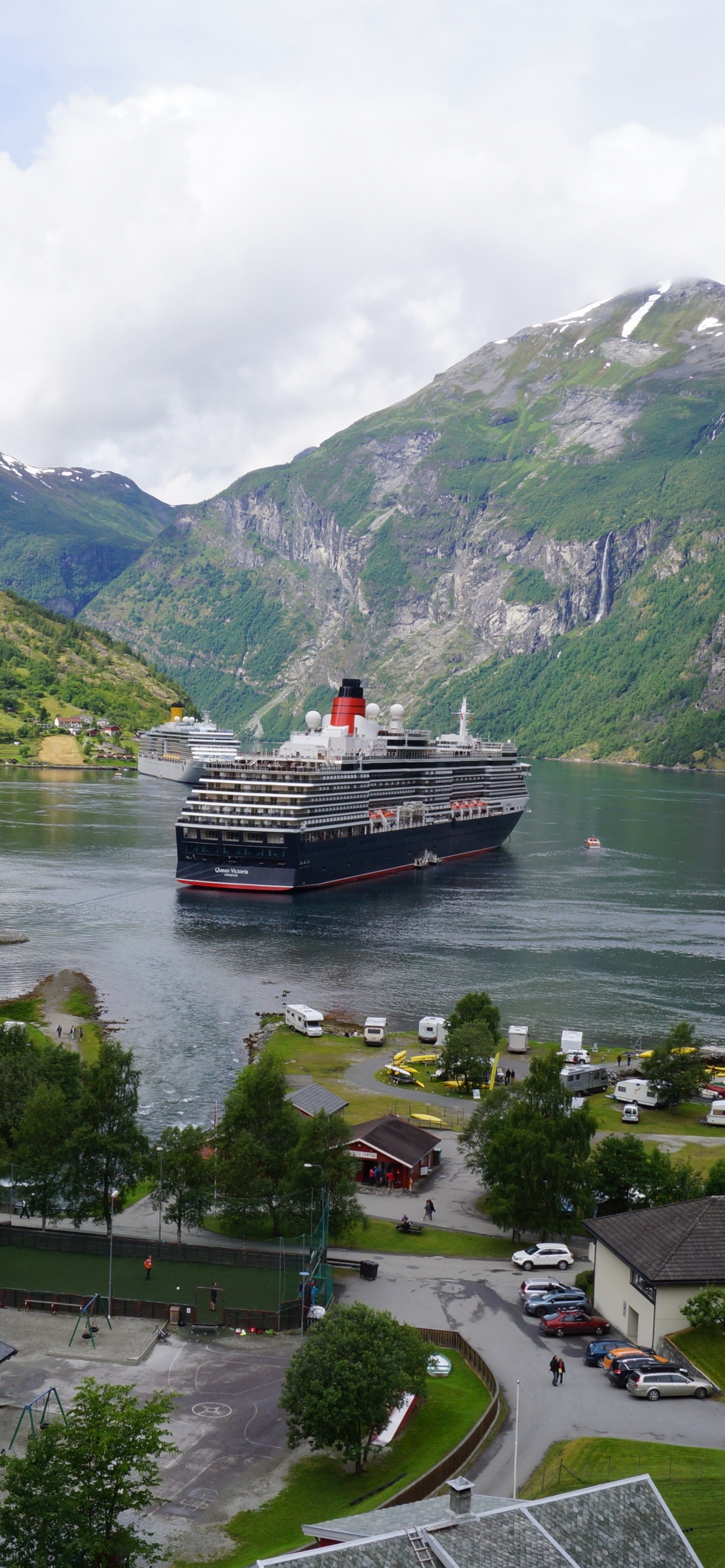 Rotes Und Weißes Boot Auf Dem Fluss in Der Nähe Von Grünen Bergen Unter Weißen Wolken Tagsüber. Wallpaper in 1242x2688 Resolution