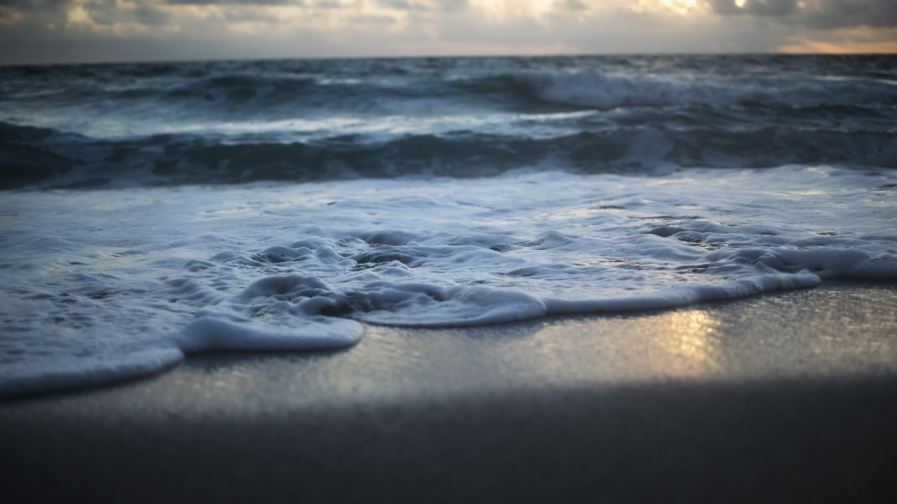 Vagues de la Mer se Brisant Sur le Rivage Pendant le Coucher du Soleil. Wallpaper in 1280x720 Resolution