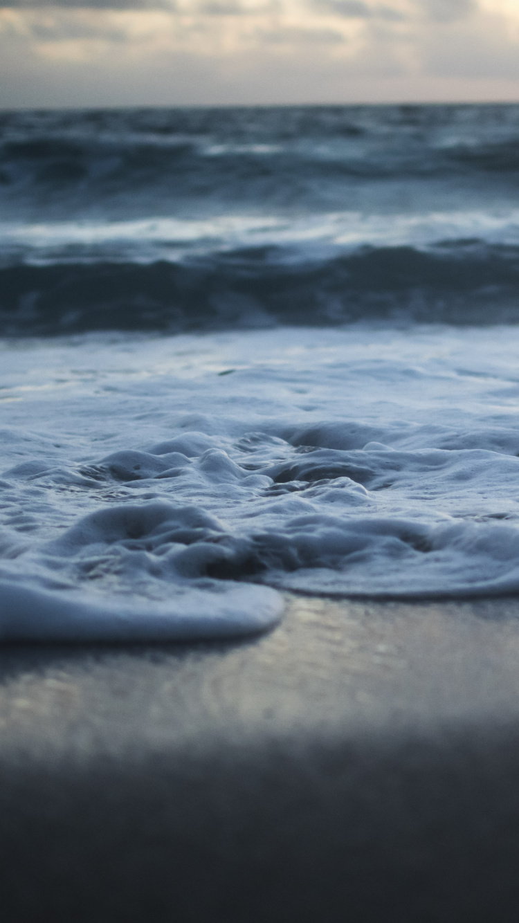 Vagues de la Mer se Brisant Sur le Rivage Pendant le Coucher du Soleil. Wallpaper in 750x1334 Resolution