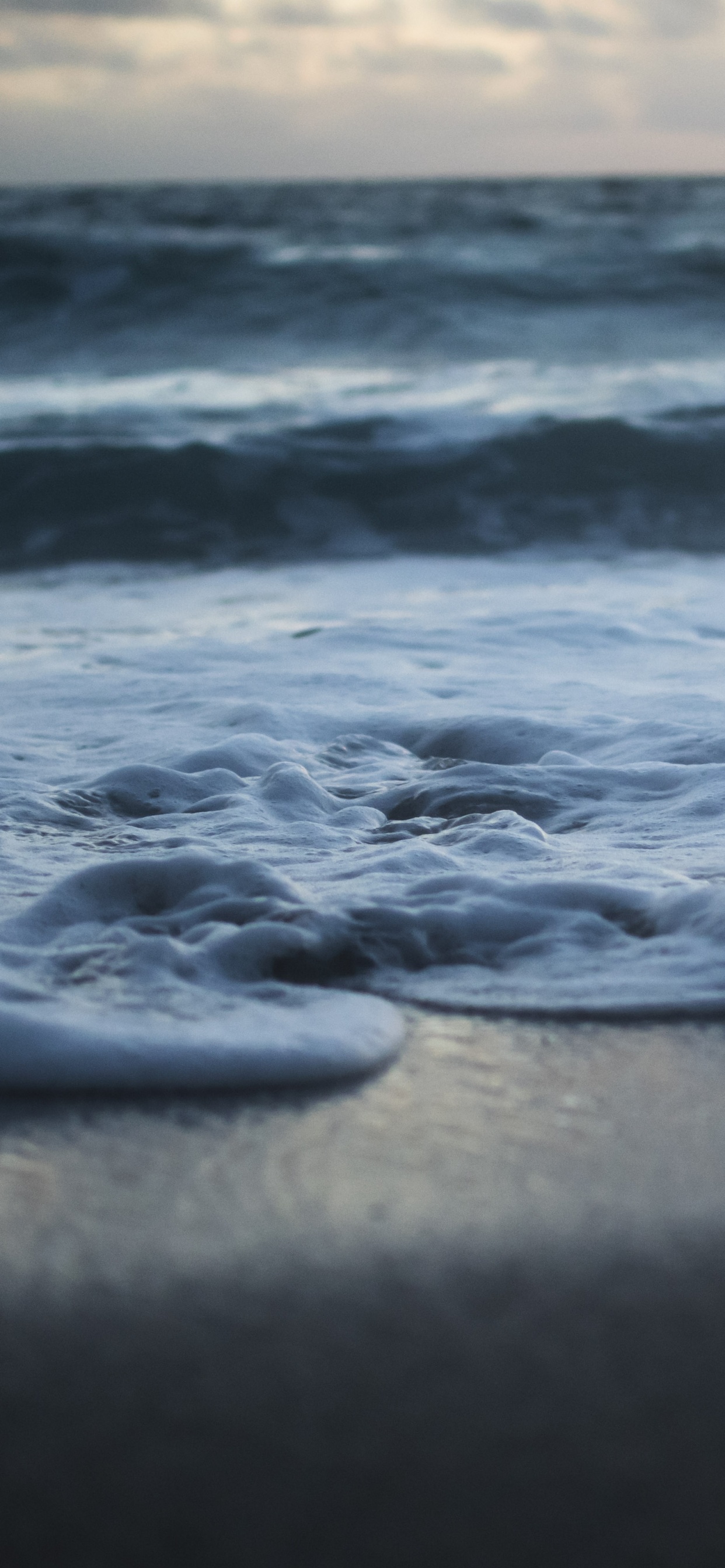 Meereswellen, Die Während Des Sonnenuntergangs an Land Krachen. Wallpaper in 1242x2688 Resolution