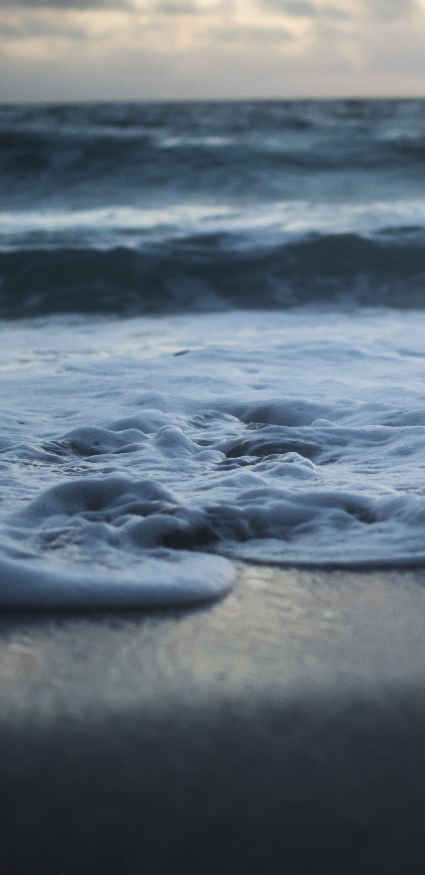 Sea Waves Crashing on Shore During Sunset. Wallpaper in 1440x2960 Resolution